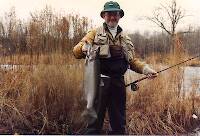 Another retro steelhead picture.  See the red egg fly in the jaw. The rod is a boron graphite made by Ted Simroe. It is 8' 6" for a #8.  I still have this rod and it has landed hundreds of king and coho salmon 12# - 30#.